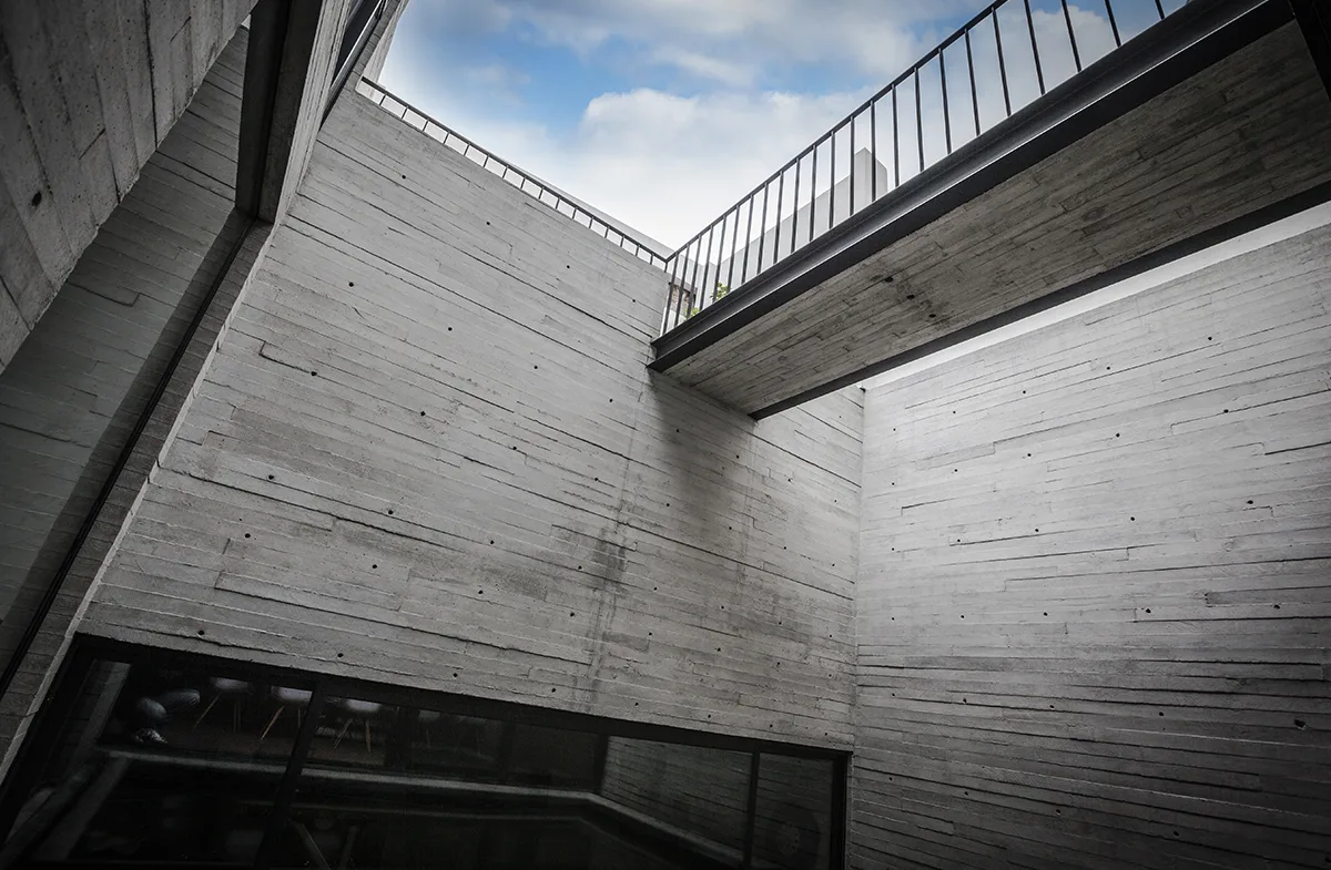 DB HOUSE — image 4
